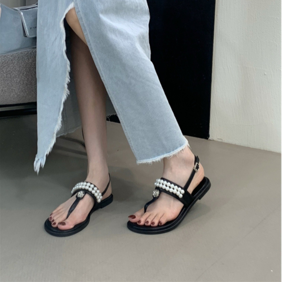 法式气质串珠夹趾丁字扣带凉鞋女2024年夏新款凉拖平底罗马鞋时尚