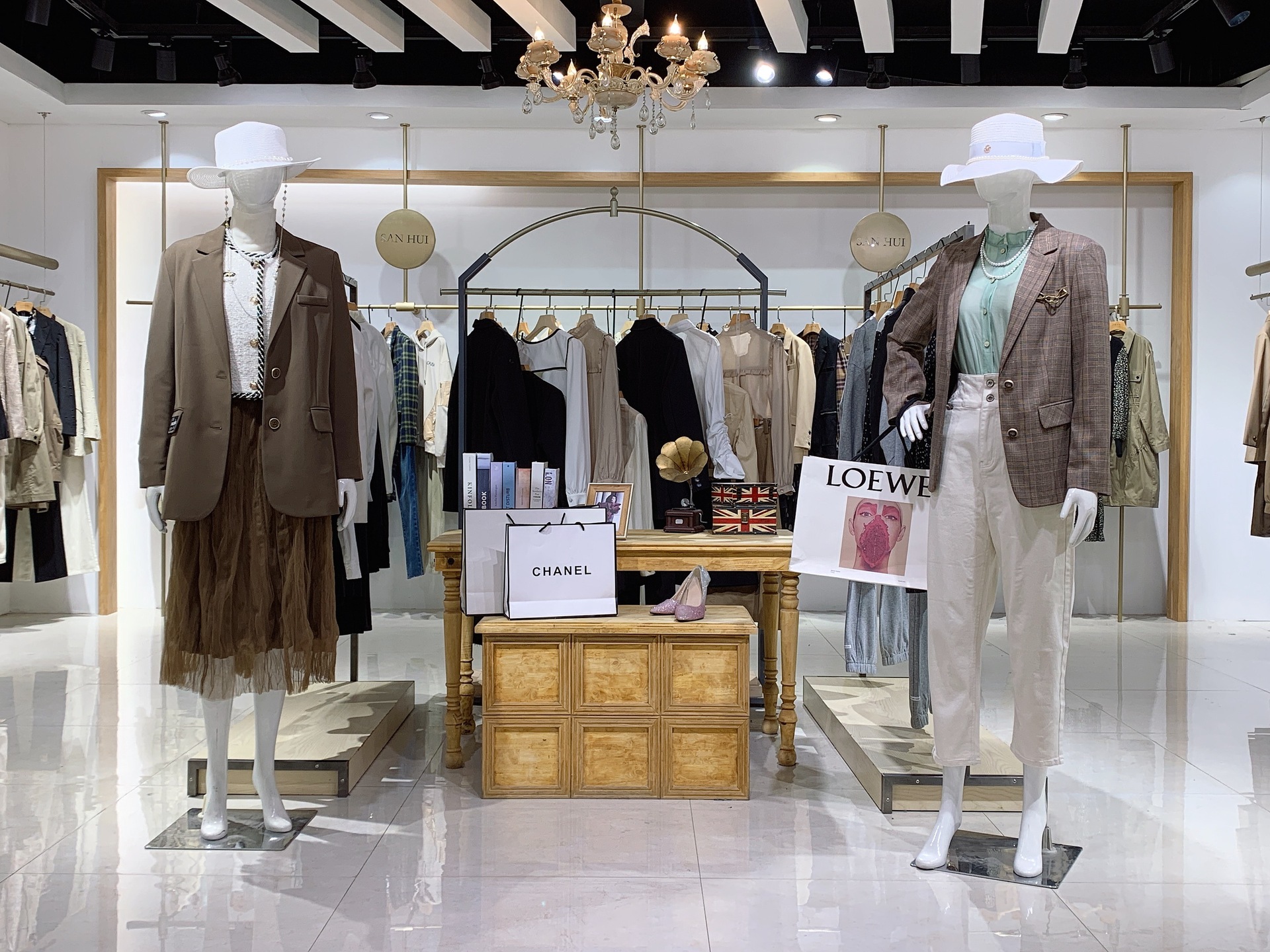 22夏休闲专柜撤柜折扣品牌女装尾货批发直播实体热卖货源厂家直批