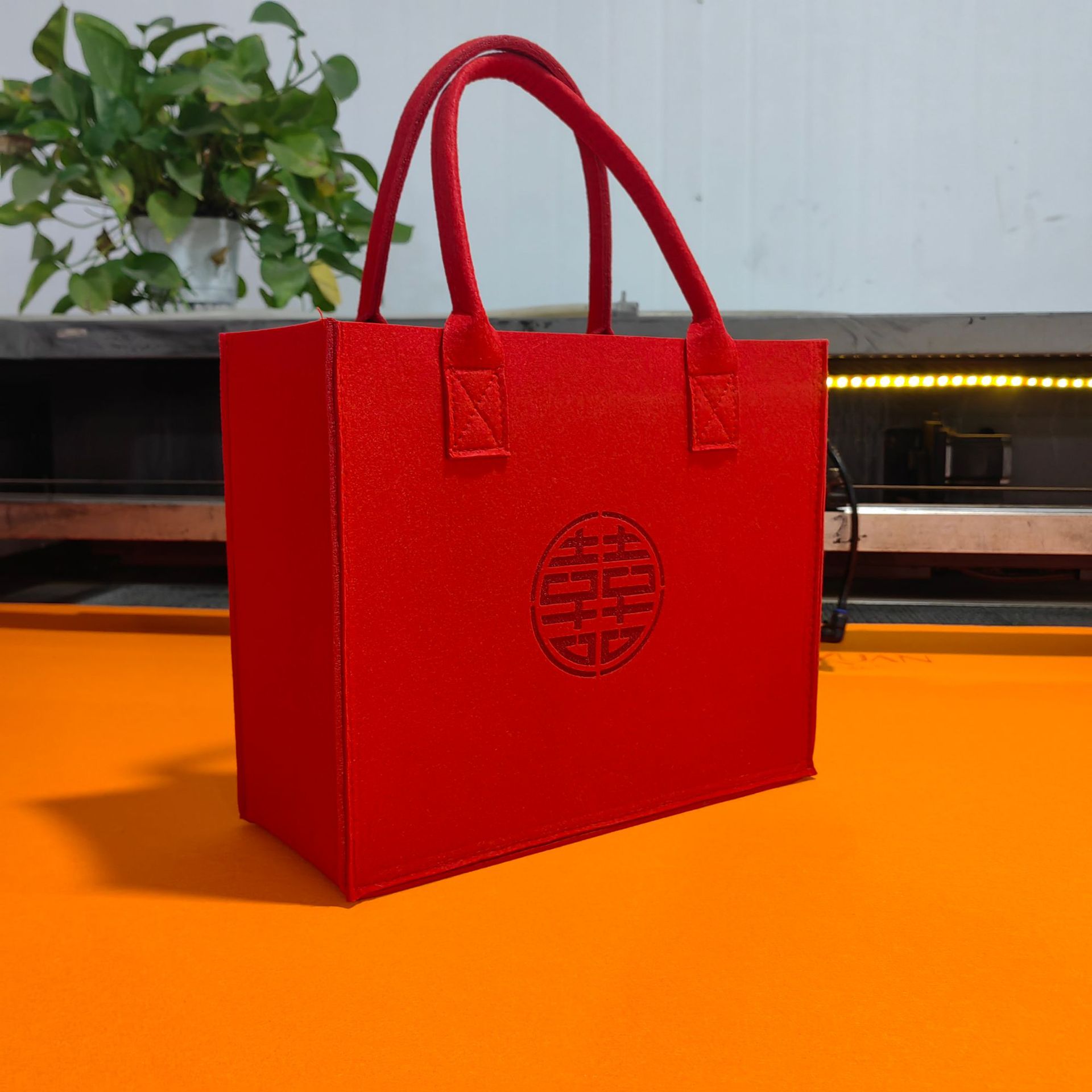 婚庆毛毡伴手礼袋喜福字红色毛毡手提包中式婚庆回礼袋-阿里巴巴