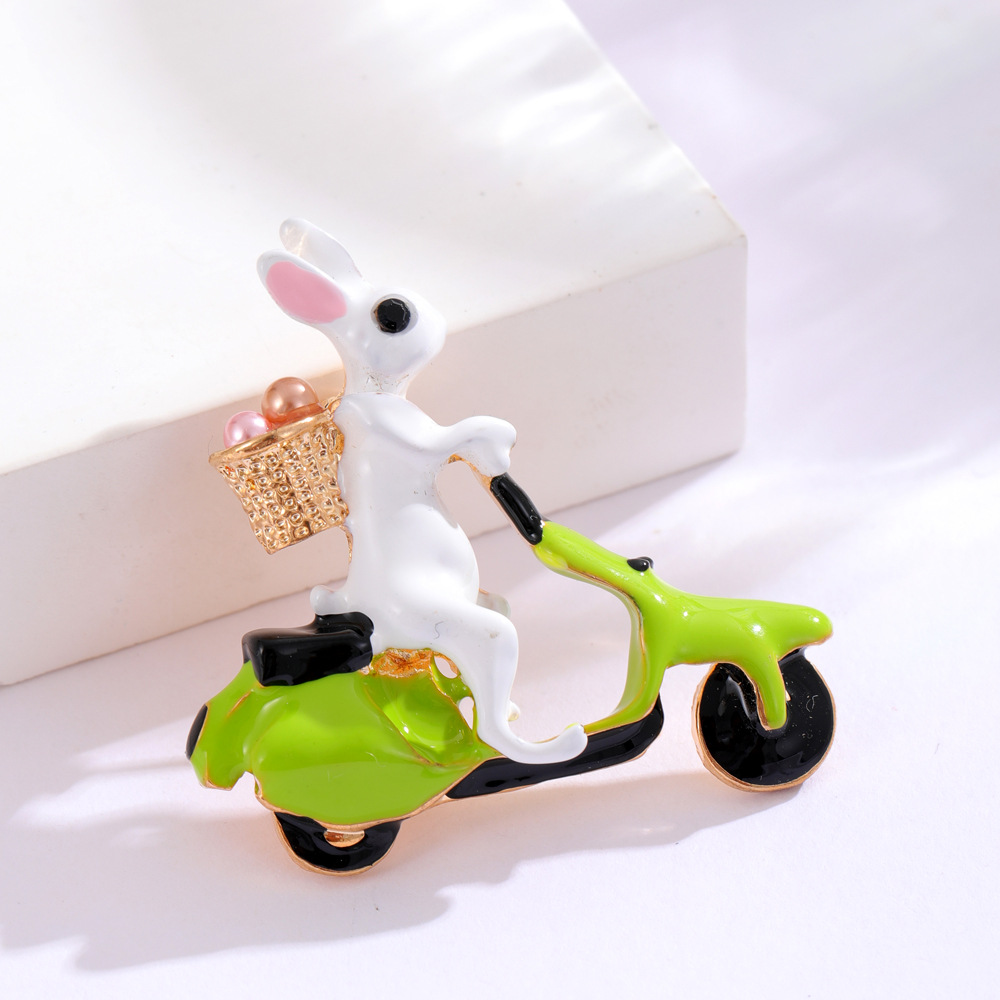 Oil Dripping Cute Pet Rabbit Riding Battery Car Brooch Fashion Cartoon Zodiac Creative Pin Animal Accessories