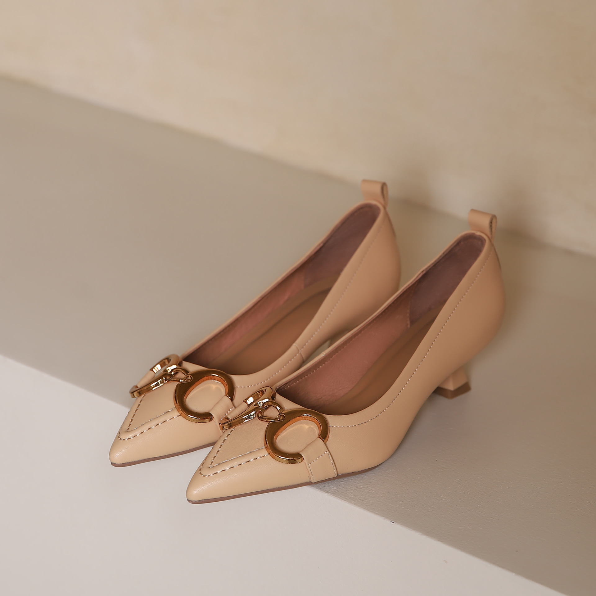 韩版气质柔软牛皮尖头金属扣猫跟2022早春新款通勤浅口3色单鞋女