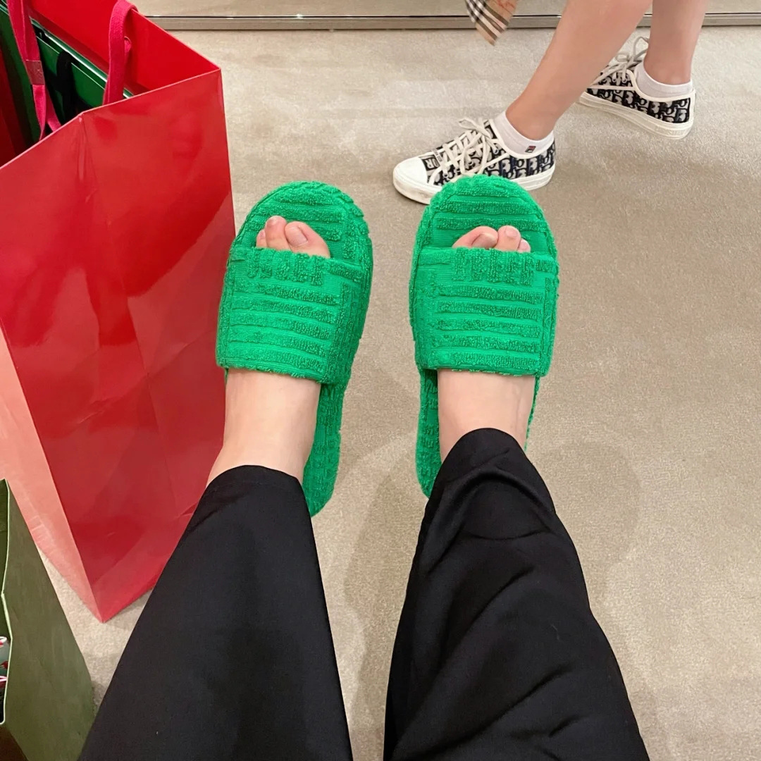 bv绿色毛毛拖鞋女2021新款秋冬平底圆头羊毛鞋网红同款厚底拖鞋女