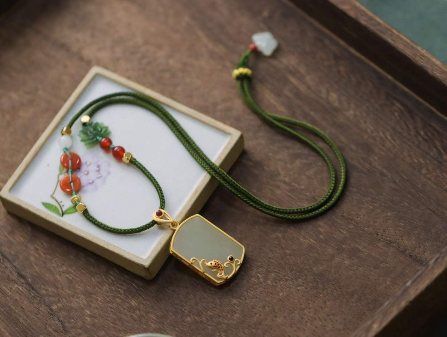 蔓时光s925银镀金镶嵌和田玉鲤鱼戏水无事牌编精美diy编绳毛衣链