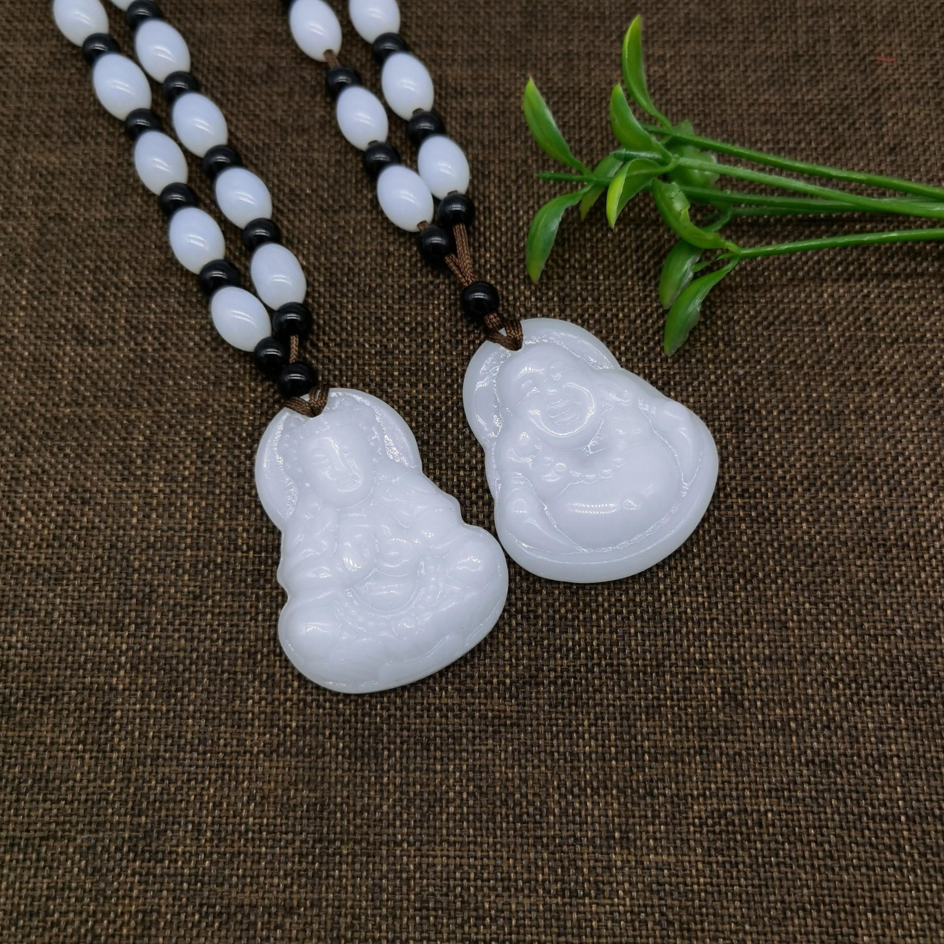 地摊庙会直播热卖仿和田白玉观音佛吊坠汉白玉项链厂家批发小礼品