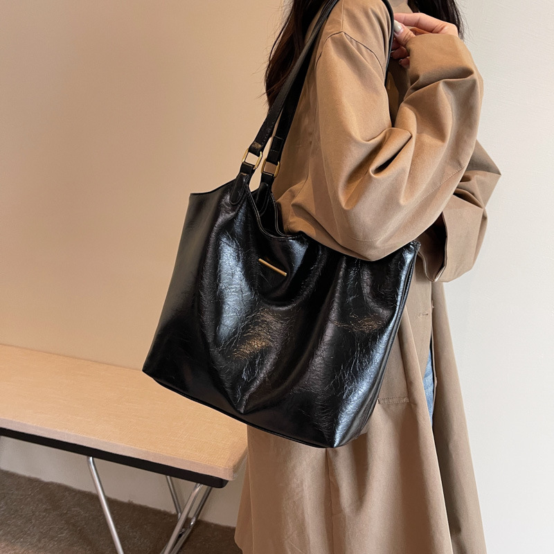 Internet Celebrity Fashion Simple New Retro All-Match Commuter Shoulder Underarm Bag Expensive Urban Simple Portable Tote Bag