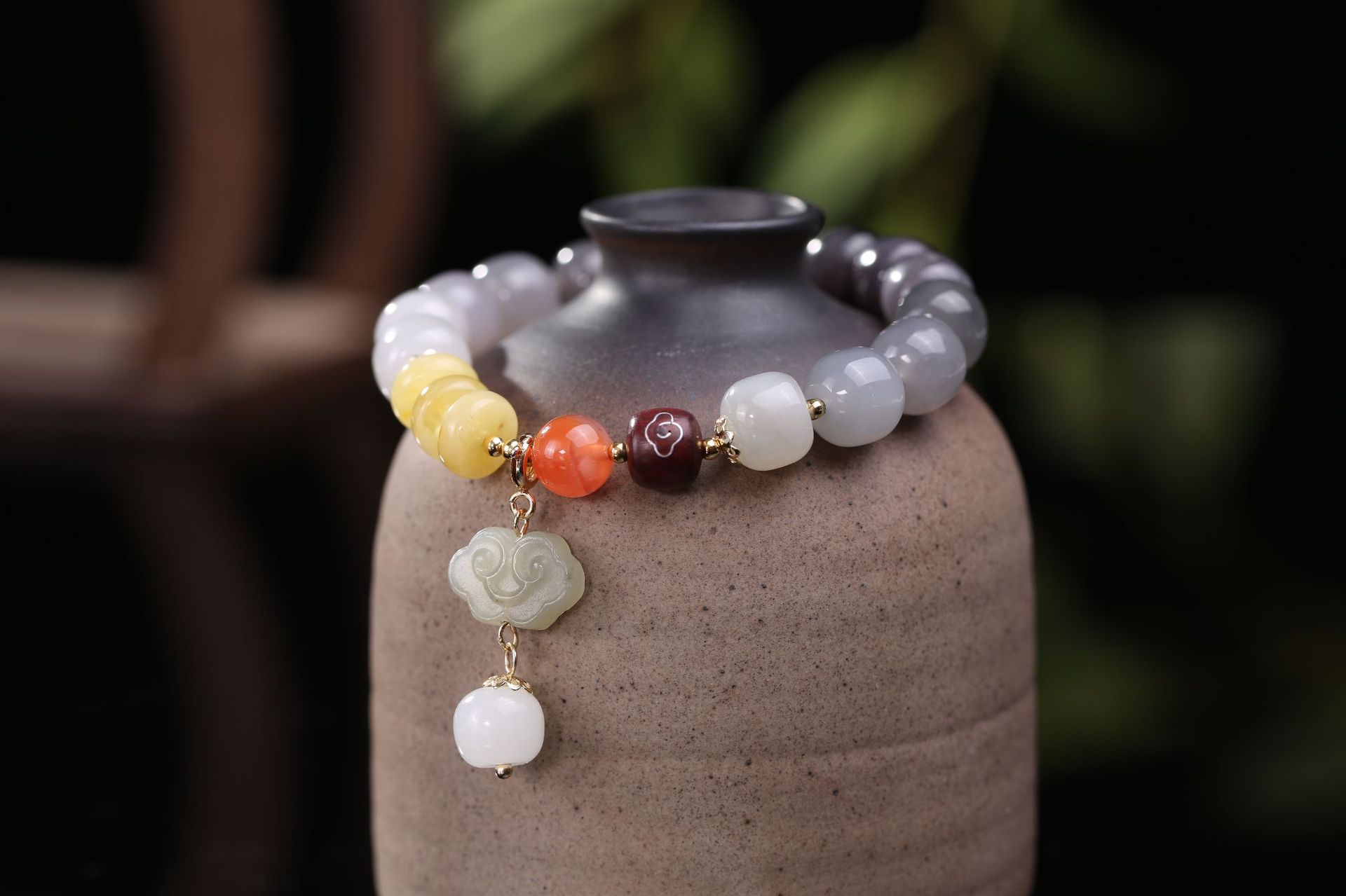 渐变老型珠新疆和田玉胭脂玉手串手链女蜜蜡祥云吊坠轻奢直播货源