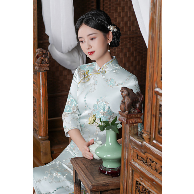 旗袍中长款2021年秋冬新款刺绣锦缎修身日常国风复古连衣裙女冬装
