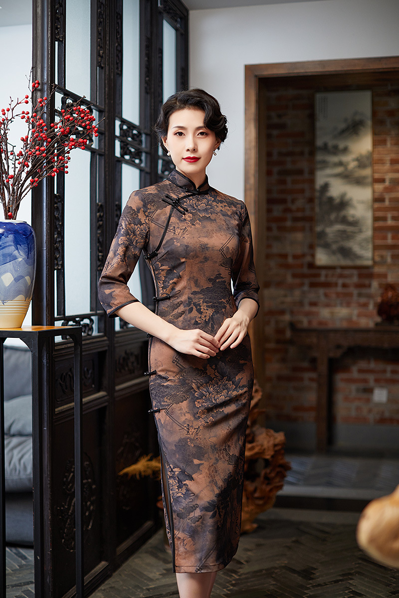 裕唐阁新款实拍修身显瘦宴会走秀丝绒旗袍短袖马蹄袖短款复古旗袍