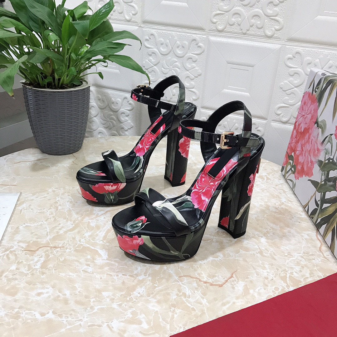 模特走秀高跟鞋2023夏季新款印花真皮粗跟防水台一字扣带凉鞋女