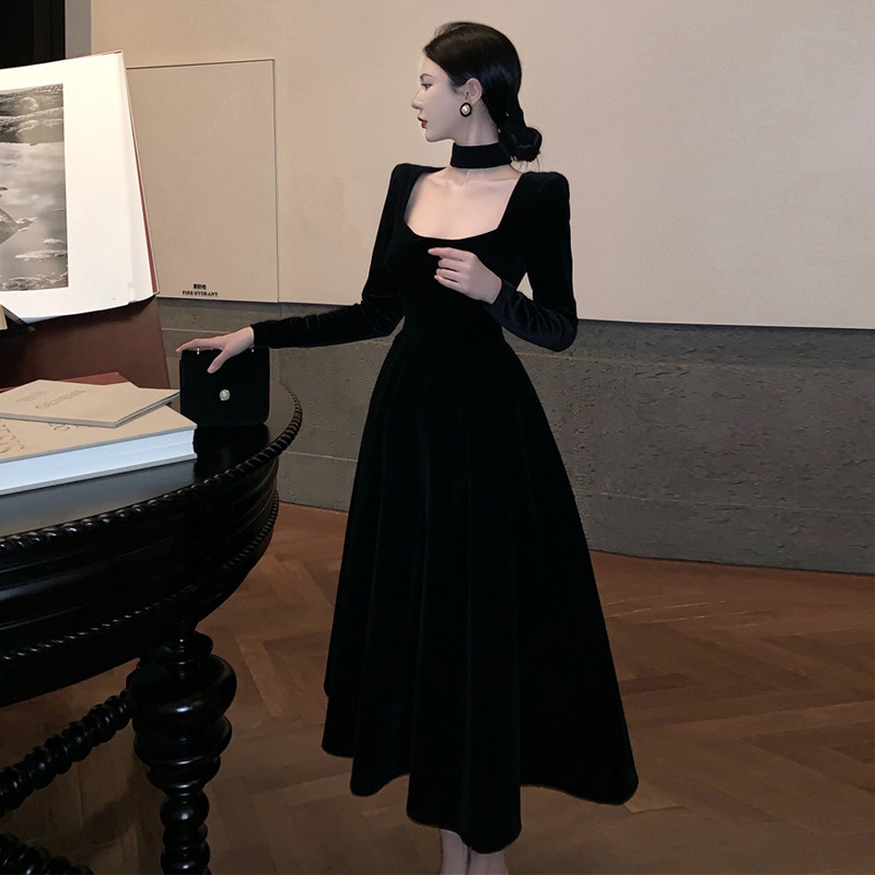 赫本风黑色蓬蓬裙冬季礼服长款优雅收腰高级感挂脖方领丝绒连衣裙