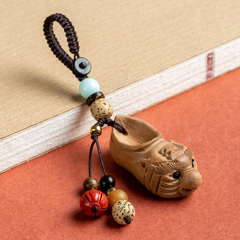 还本桃木剑踩小人挂件汽车钥匙扣虎头鞋防小人小孩随身男女挂饰链