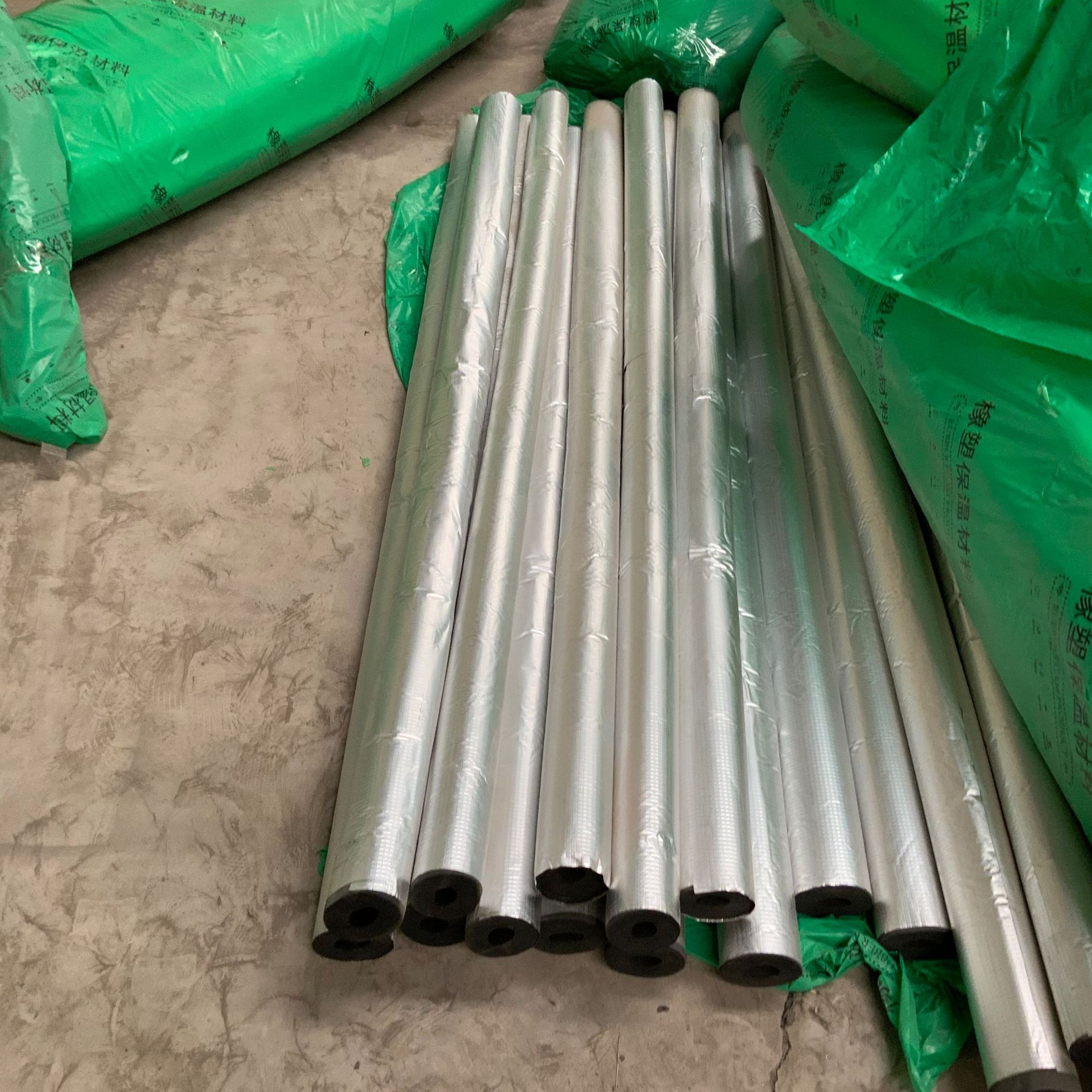 现货b2级阻燃橡塑保温管 空调管道橡塑管铝箔贴面复合橡塑保温管