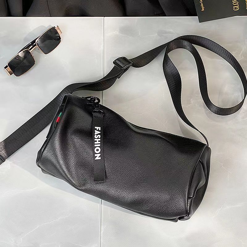 挎包男2023新款男士单肩包圆筒包小包包背包青年包潮流休闲斜挎包