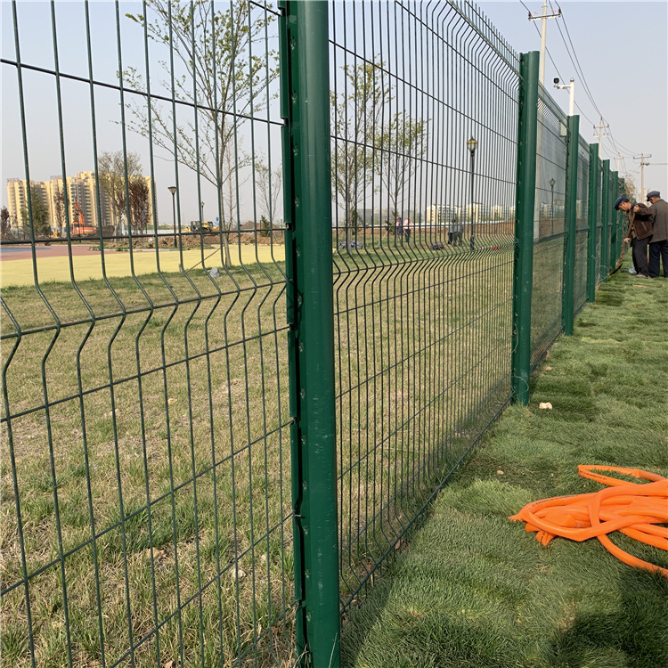 小区庭院景观护栏铁丝网 桃型柱三角折弯护栏网 公路护栏网-阿里巴巴