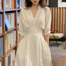 白色V领收腰连衣裙2024夏装新款小个子法式气质收腰显瘦中长裙子
