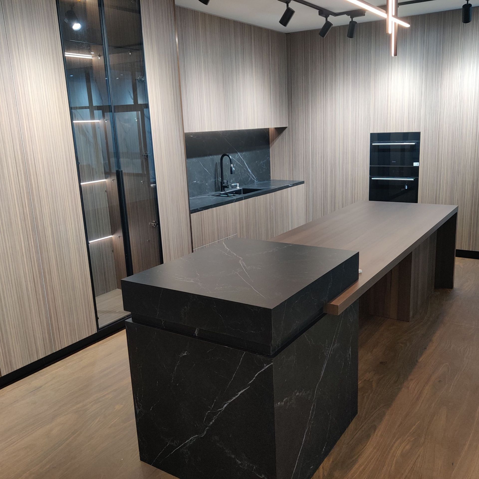 木饰岩板大板800x2600哑光咖啡色木纹岩板卧室北欧客厅电视背景墙