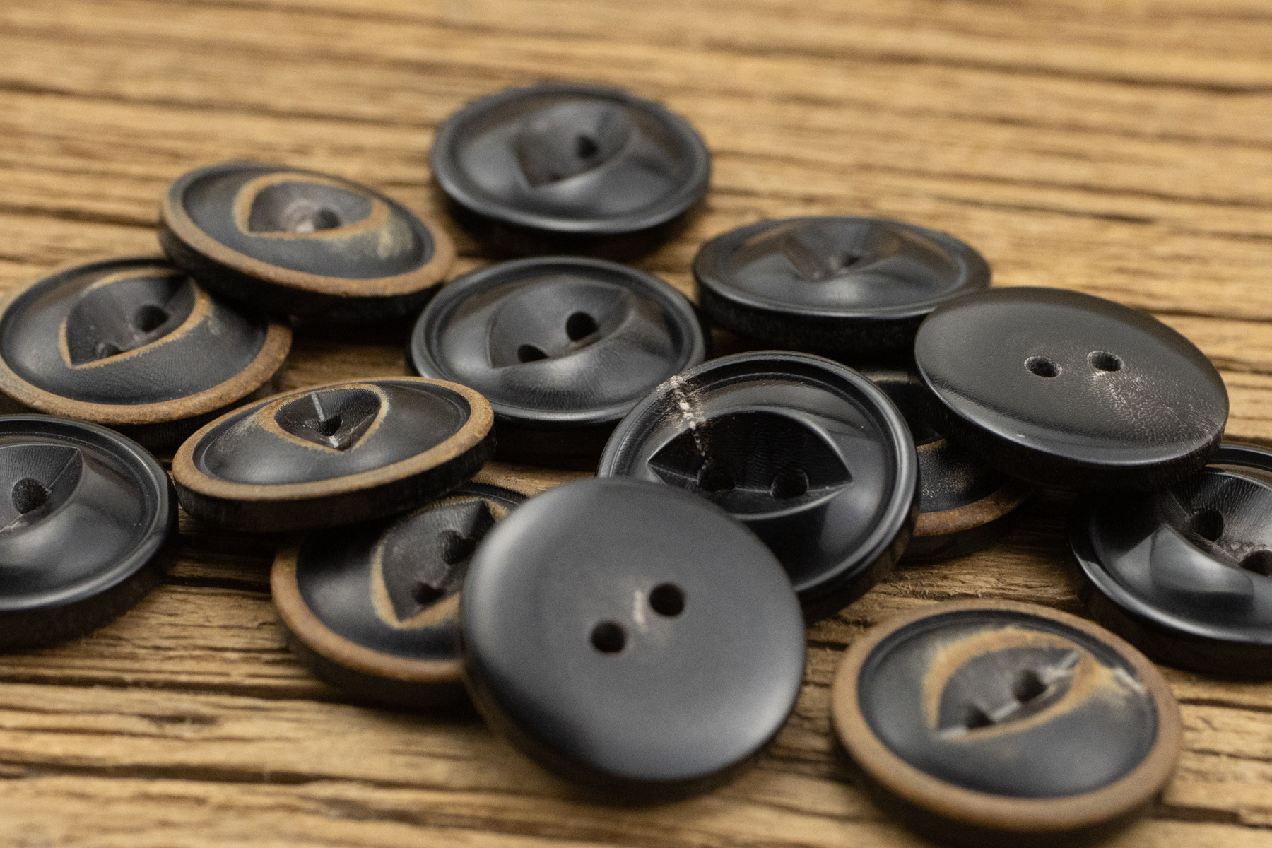 二孔猫鱼眼黑色火烧焦黄天然真牛角扣人气线衫西装毛衣西服纽扣子