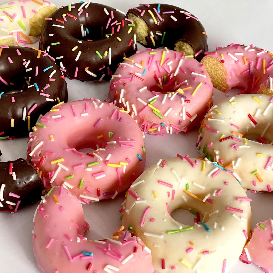 巧克力甜甜圈网红休闲零食糕点蛋糕店超市烘焙坊摆台摆摊商用