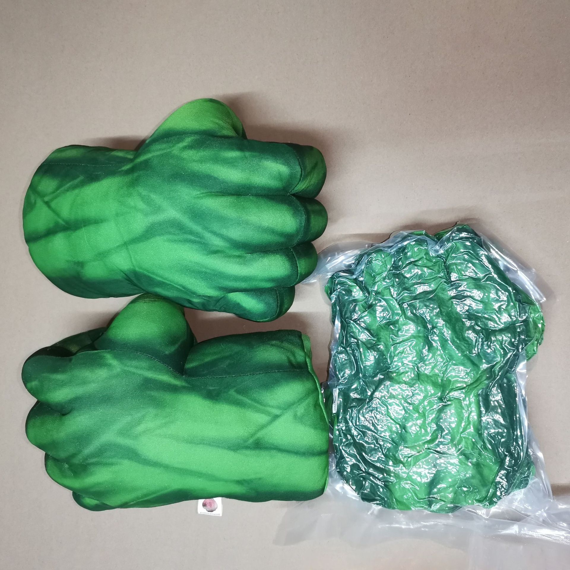 [foreign trade cross-border] new green fist red spider gloves plush toy manufacturer children boxing gloves giant