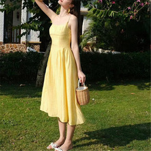 2024夏季流行同款黄色超仙好看海边三亚度假露背吊带法式连衣裙女