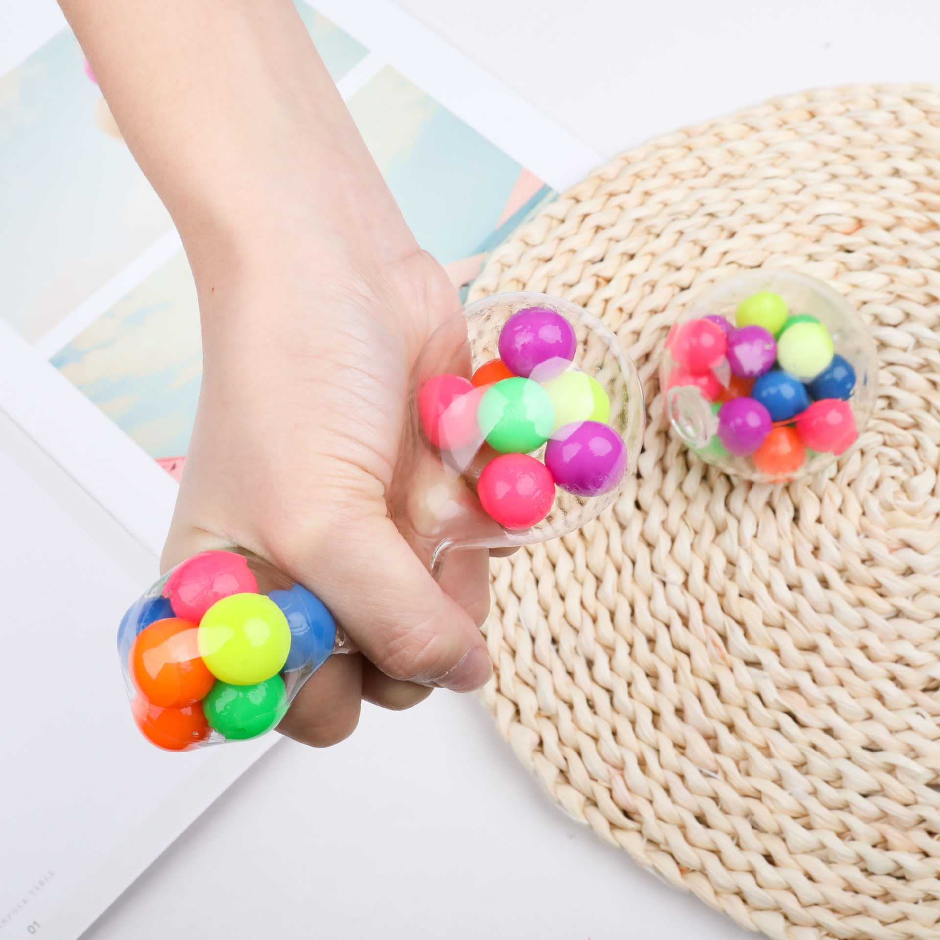 热卖新款七彩球中球挤压发泄玩耍珠珠解压球手捏儿童玩具厂家批发