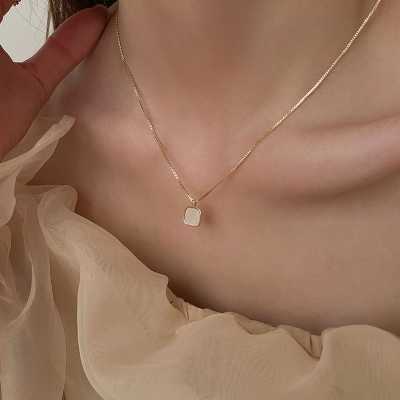 Light Luxury Minority Square Shell Necklace for Women Summer Design Versatile Simple Clavicle Chain Ins Cold Style Ornament