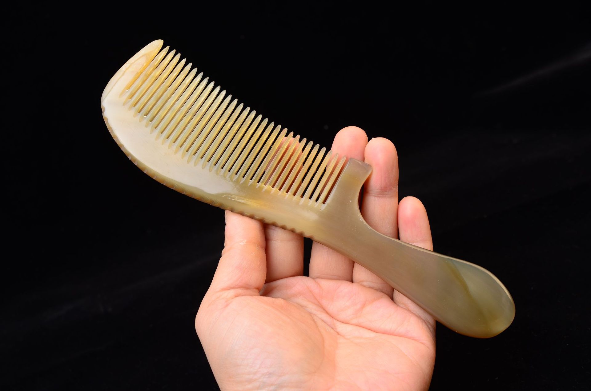 19-20厘米黄牛角鼓柄梳子 厚宽牦牛角梳子雕花天然牛角梳批发按摩