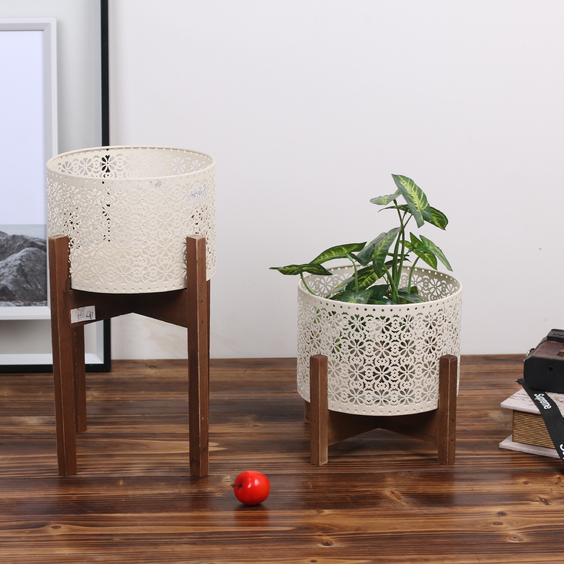 轻奢简约铁艺花盆批发复古原木花架创意桌面盆栽镂空铁艺花盆工厂