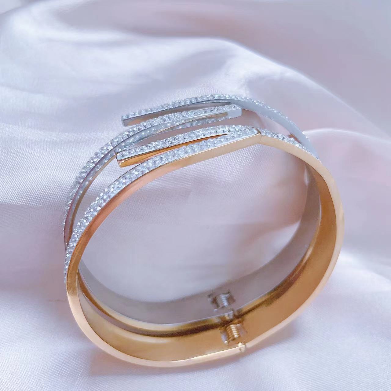 钛钢时尚简约镶钻开口手镯女轻奢小众精致在逃公主满钻手环气质款