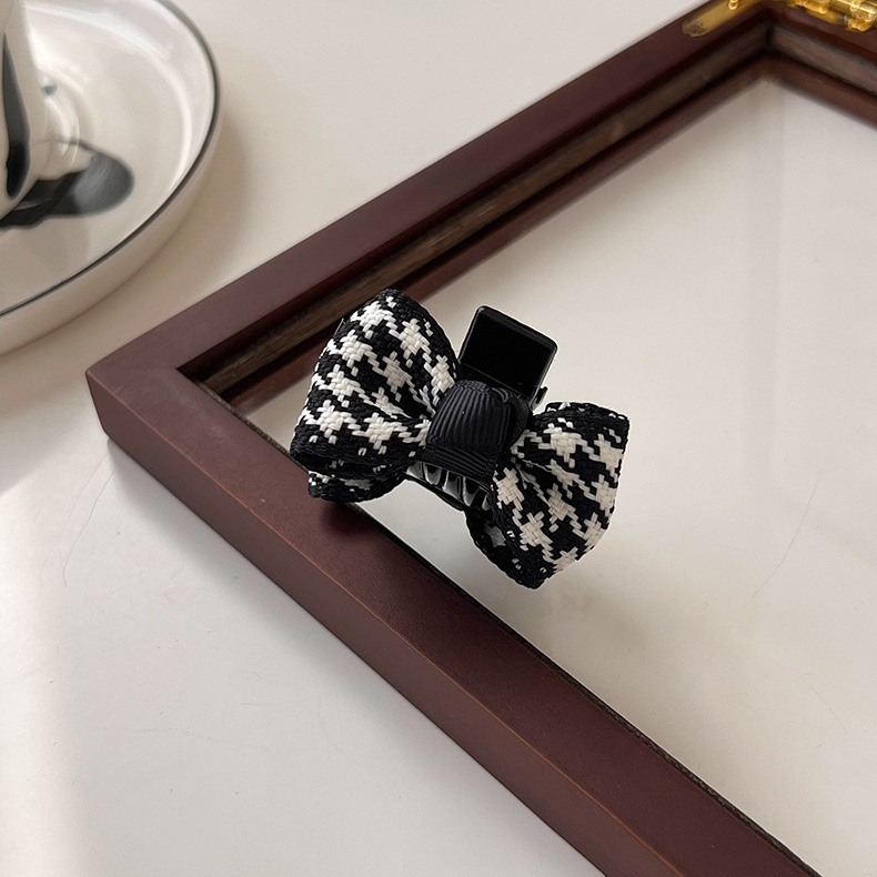 Exquisite Houndstooth Bow Claw Clip Small Retro Fringe Clip Headdress Black and White Plaid Elegant Hair Clip Female Side