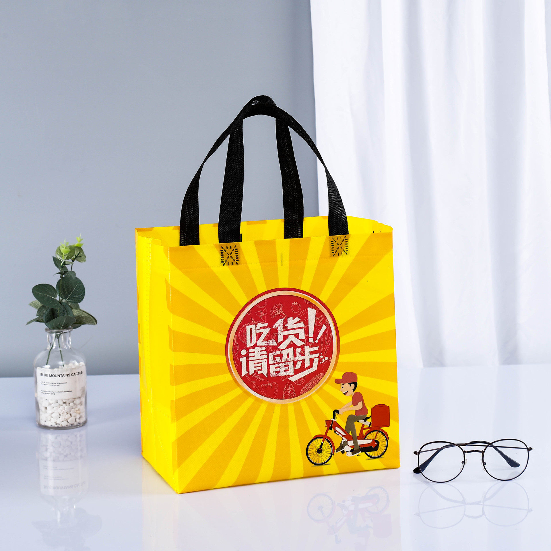 厂家现货外卖手提无纺布袋外卖打包袋餐饮立体手提覆膜袋加印logo