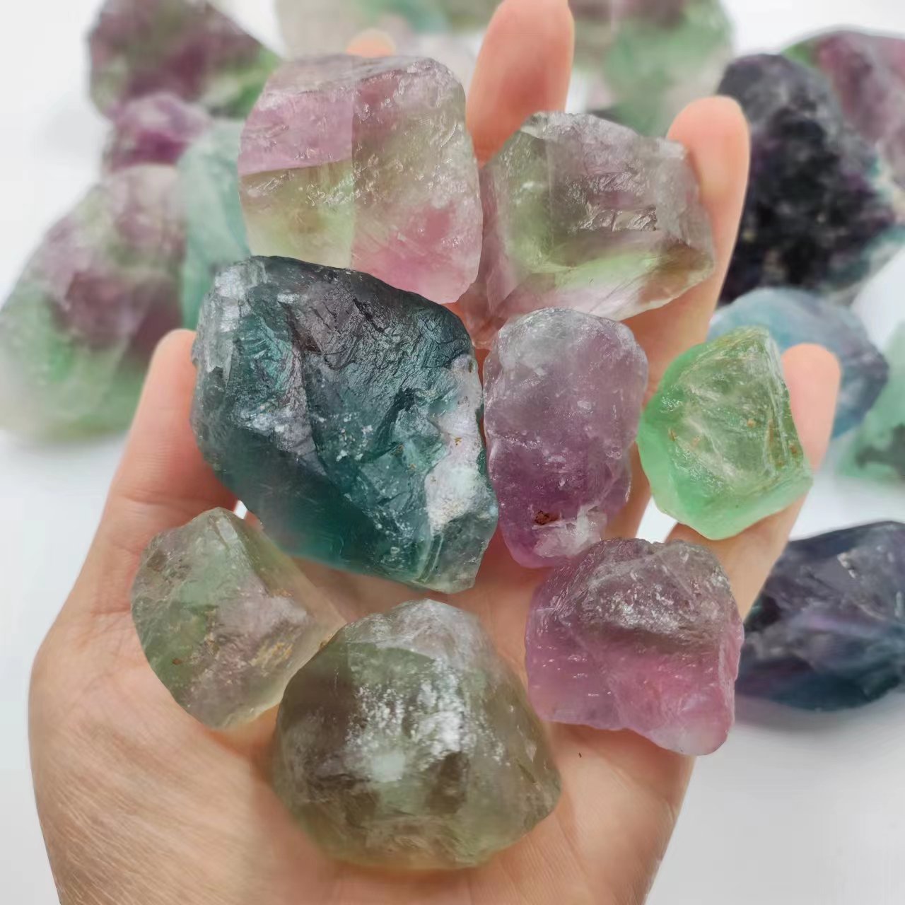 厂家供应天然彩色萤石绿色紫色蓝色工艺品用萤石颗粒