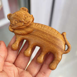 绿檀木按摩梳生肖老虎梳子紫檀木制本命虎木梳子宽齿按摩直播货源