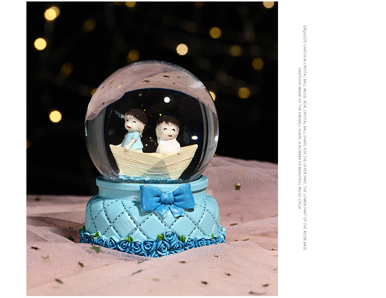 创意情侣小人彩光水晶球雪花小水球树脂摆件微景观玻璃球学生礼品