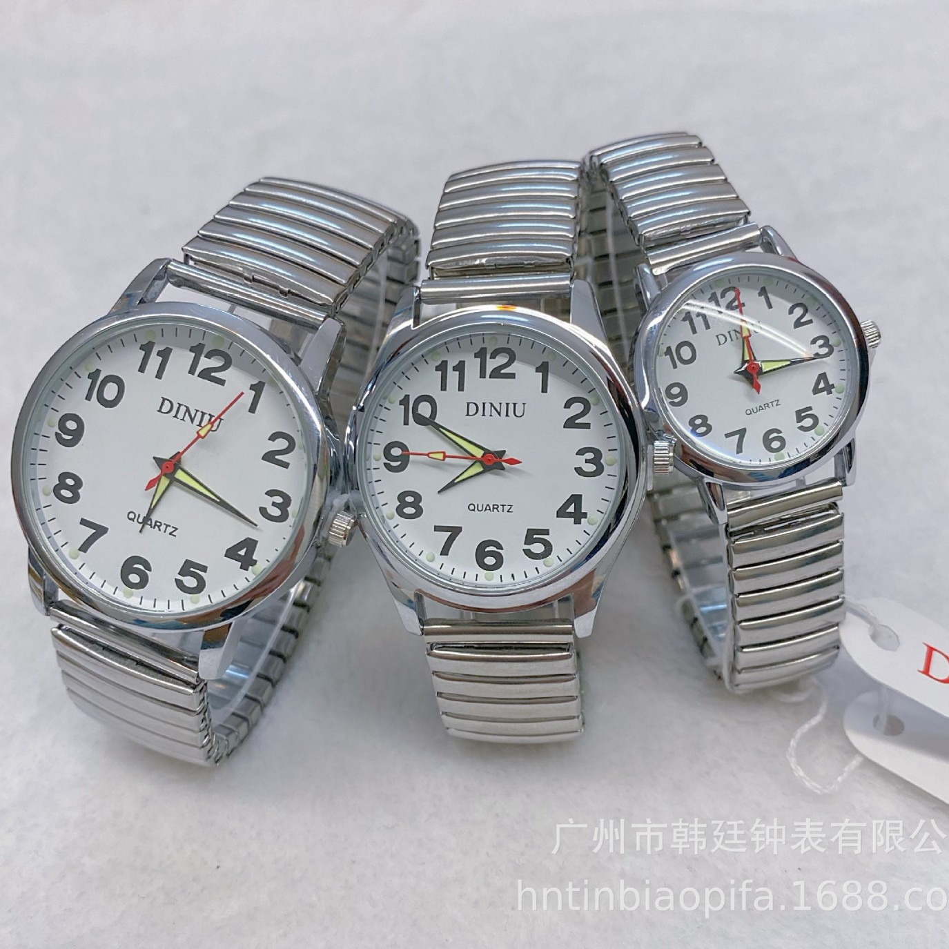 跨境老年人手表批发女松紧带钢弹簧带夜光大数字老人男女表石英表