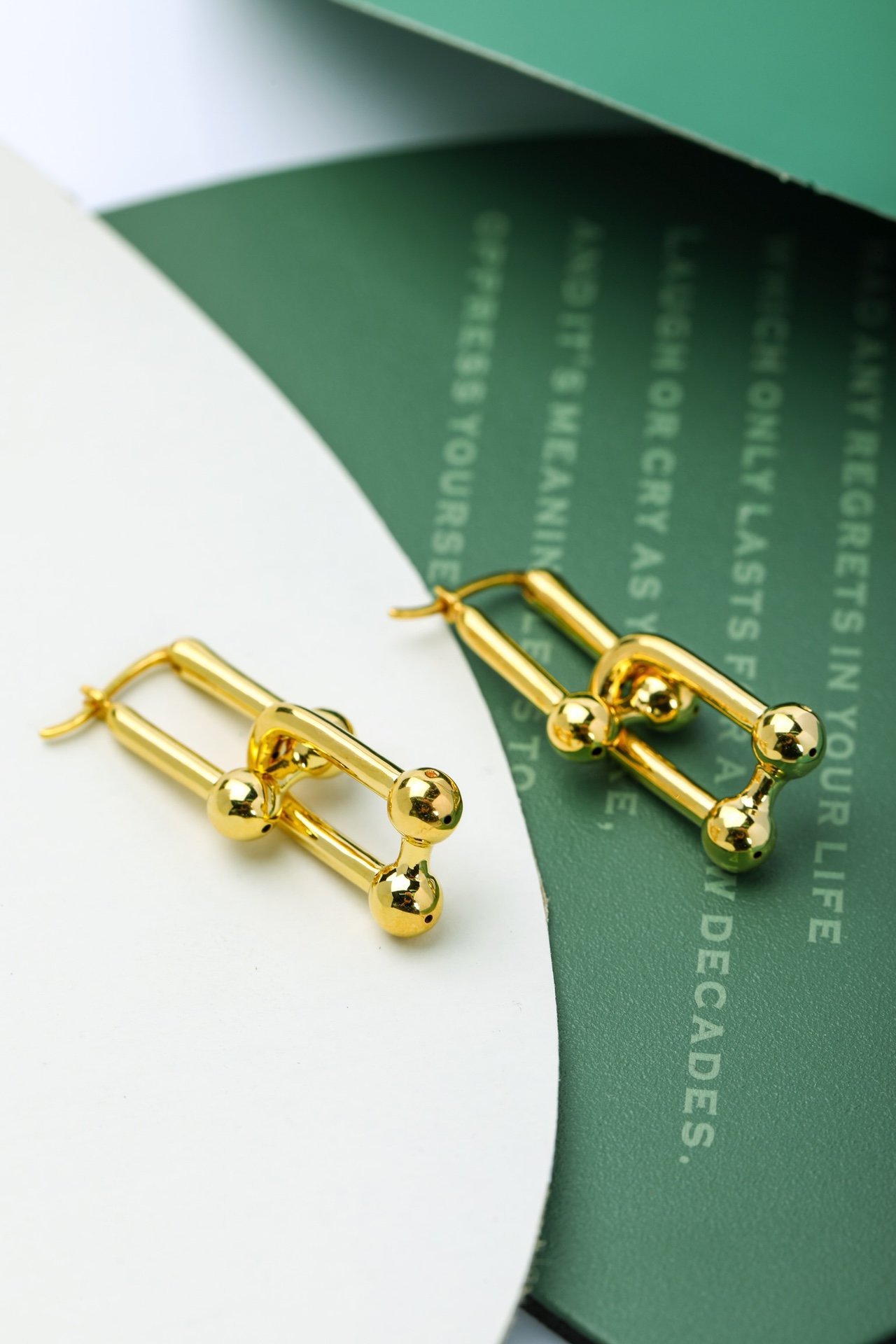 小红书高级感18k马蹄扣耳环ins风简约耳钉18k金au750耳饰水贝珠宝