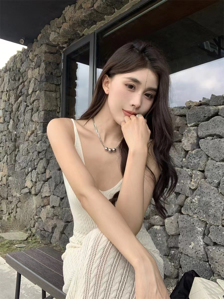 何晨曦 纯欲气质白色镂空针织吊带连衣裙女显身材垂坠感包臀长裙