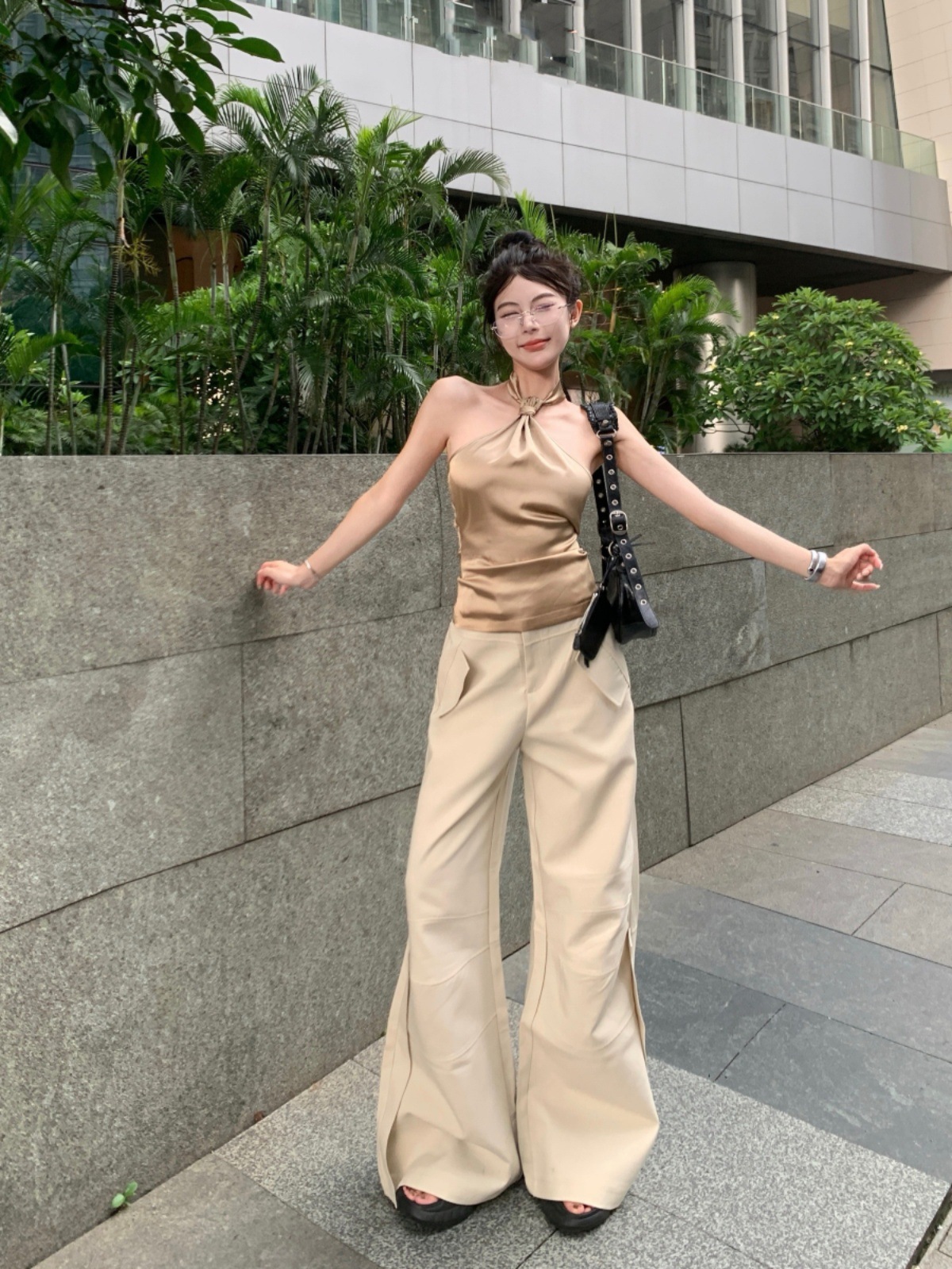 气质个性辣妹缎面挂脖吊带背心女夏季2024新款性感修身卡其色上衣