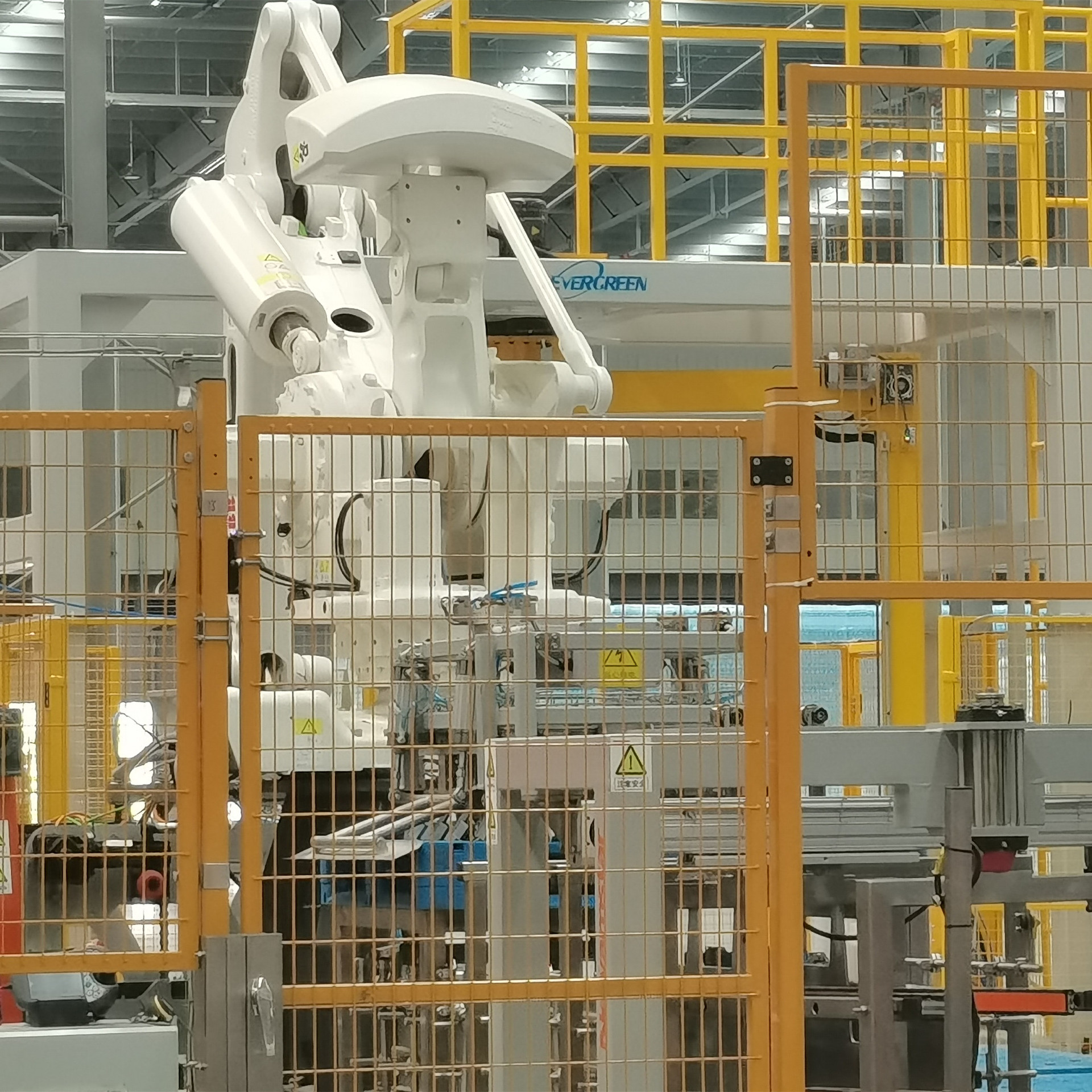 水厂在线摇臂机码垛机 矿泉水码垛缠绕包装线 2021济南爱格瑞