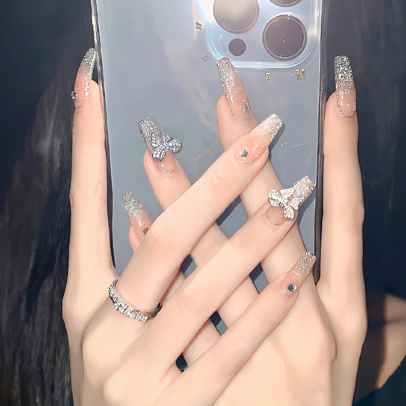 轻奢风穿戴甲晶莹蝴蝶碎钻粉爆闪渐变蝴蝶结钻石穿戴美甲新娘假指