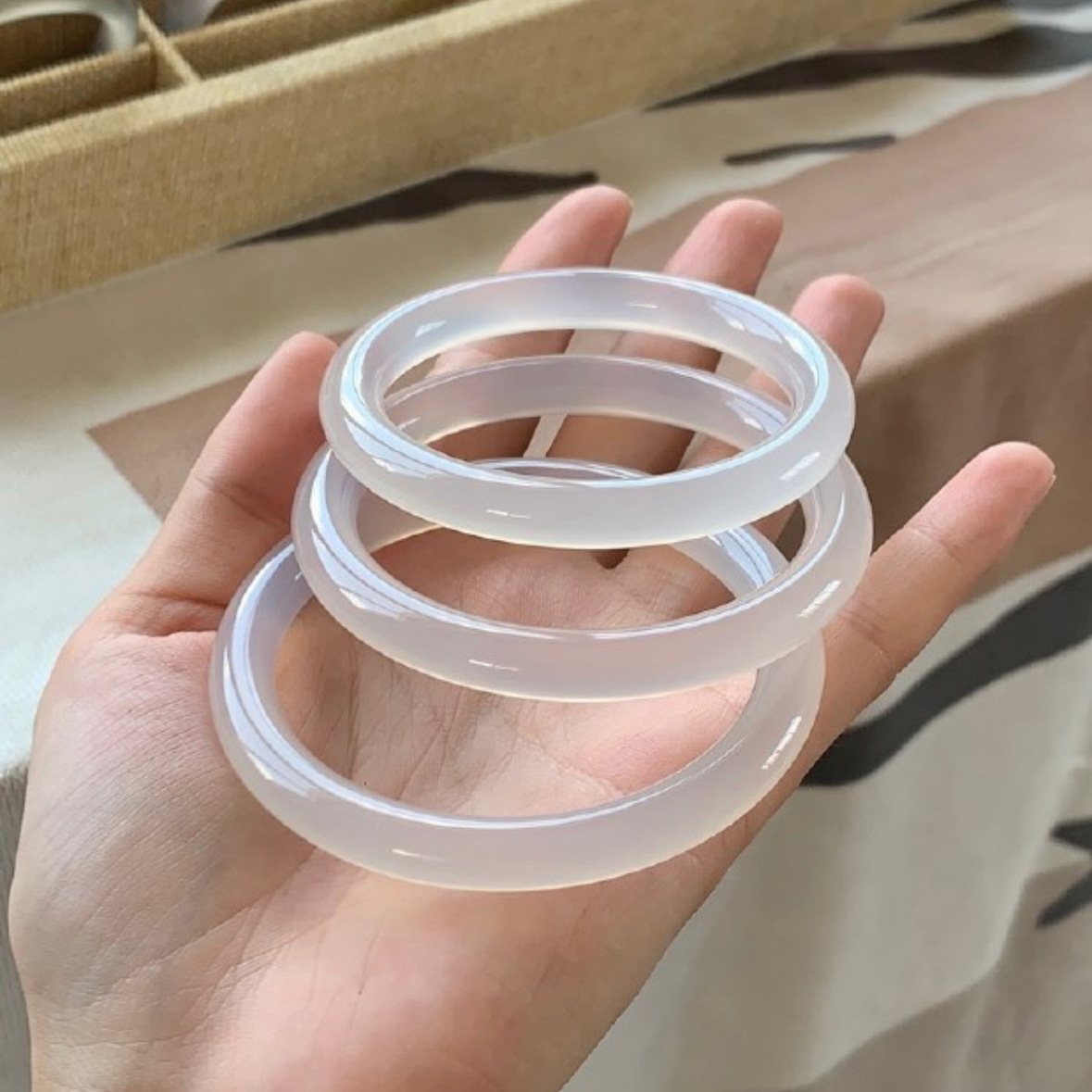 天然玛瑙冰种白月光玉髓手镯女年轻款荔枝冻手环高冰透叮当玉镯子