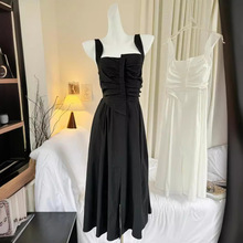 法式褶皱黑色连衣裙春夏新款气质设计感性感开叉吊带裙子