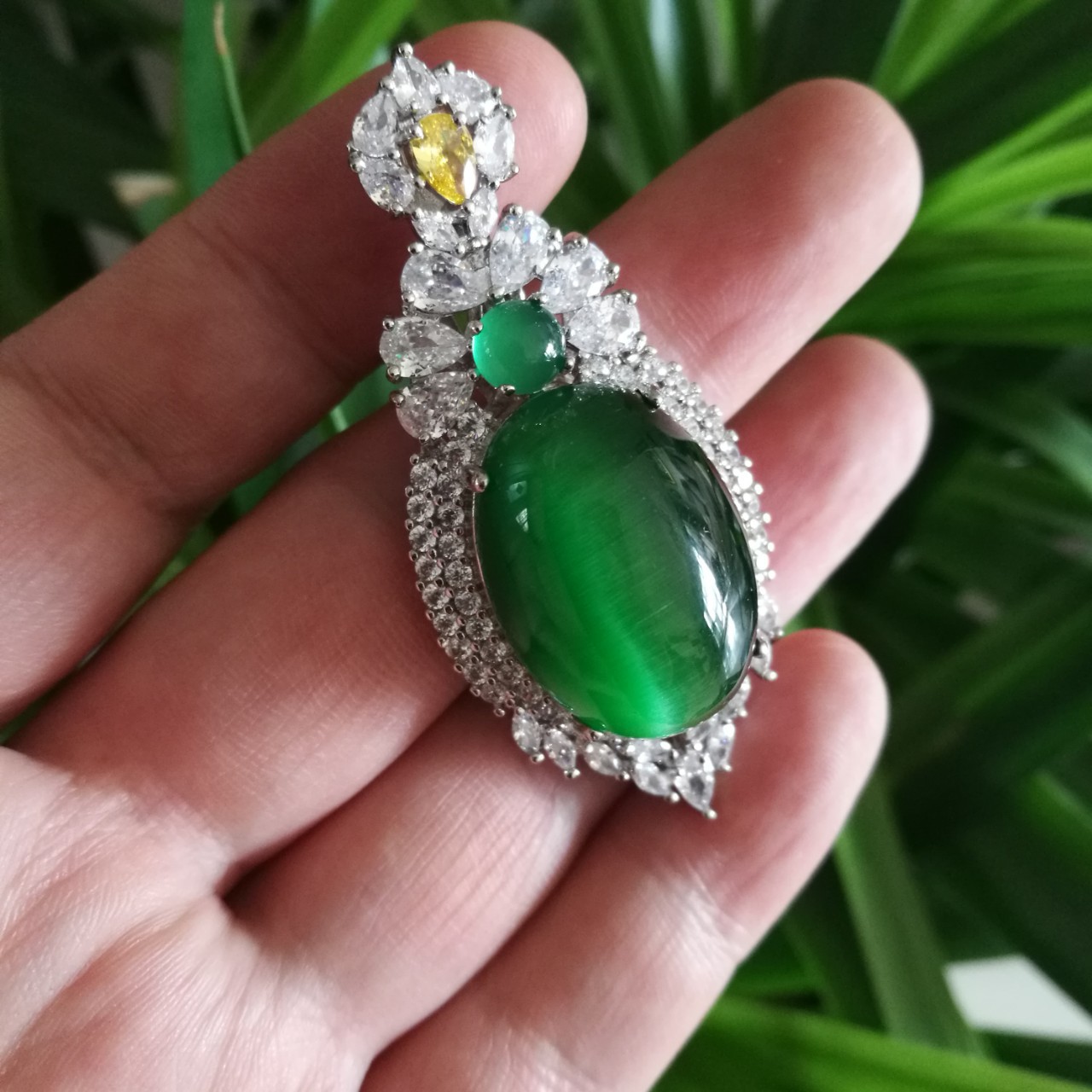 批发925银镶嵌祖母绿猫眼石蛋面吊坠 绿色猫眼石女士吊坠