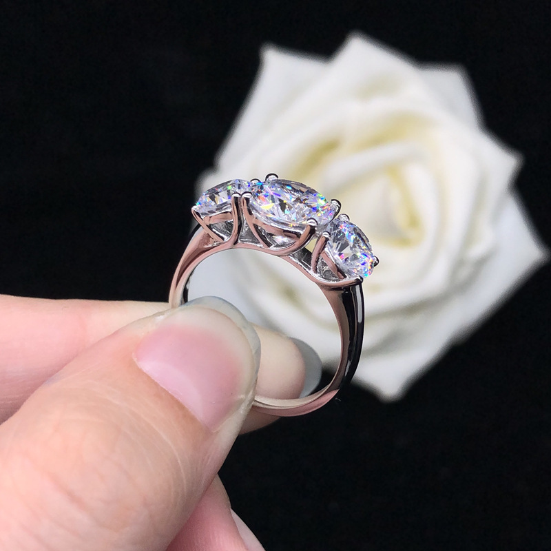 s925镶嵌仿莫桑石钻奢华时尚三钻戒指八心八箭超闪送情人礼物