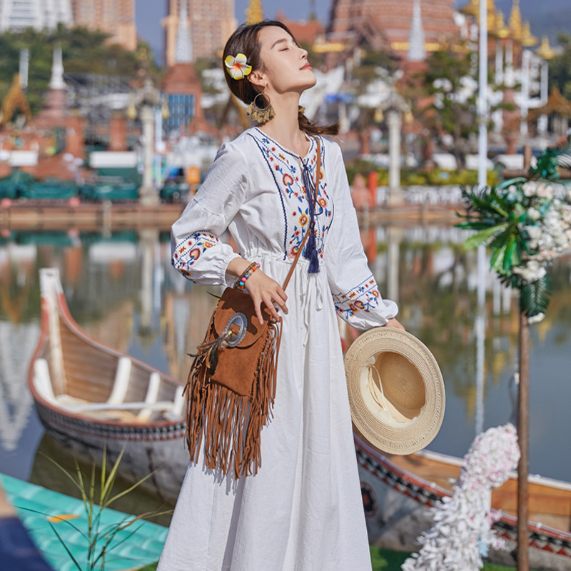民族风刺绣白色连衣裙超仙云南西双版纳旅游穿搭大理度假拍照长裙