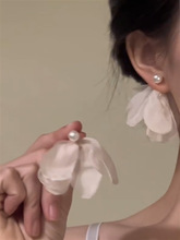 仙气飘飘法式珍珠温柔耳环花瓣后挂式不对称气质耳钉耳饰