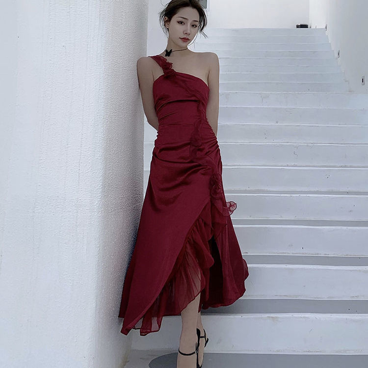 三亚度假超仙玫瑰吊带裙小众抹胸褶皱丝滑缎面斜肩礼服红色连衣裙