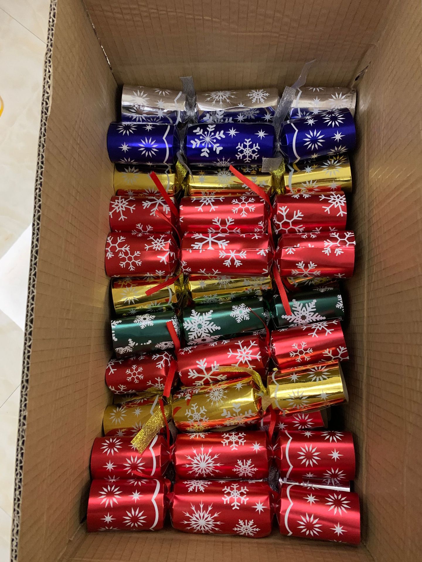 现货10寸雪花铝箔纸卡通圣诞糖果拉炮库存100个一箱发货快礼品好