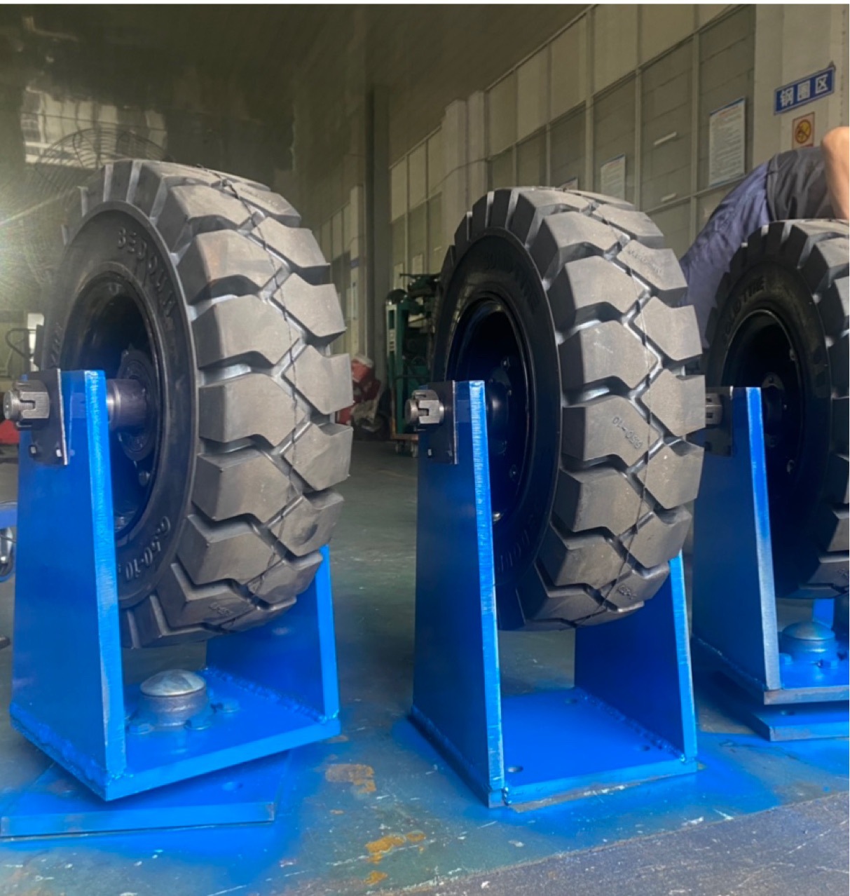 隧道开挖挂布台车实心轮直径560cm通轴独轮万向转向轮650-10-阿里巴巴