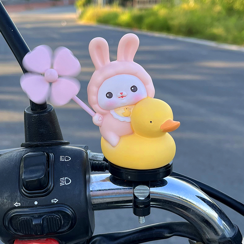 可爱电动车装饰品配件小黄鸭车载摆件自行摩托车挂件机车头盔公易